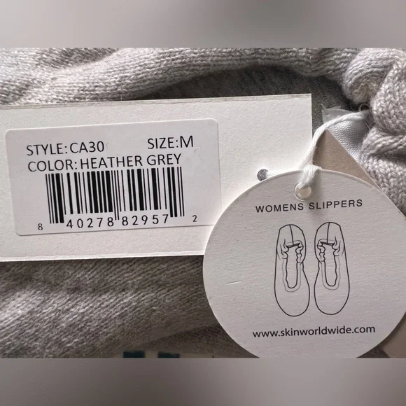 New with tags Skin Workdwide 100% Cashmere ballet slippers. Size Medium (7 - 8) - Picture 4 of 4